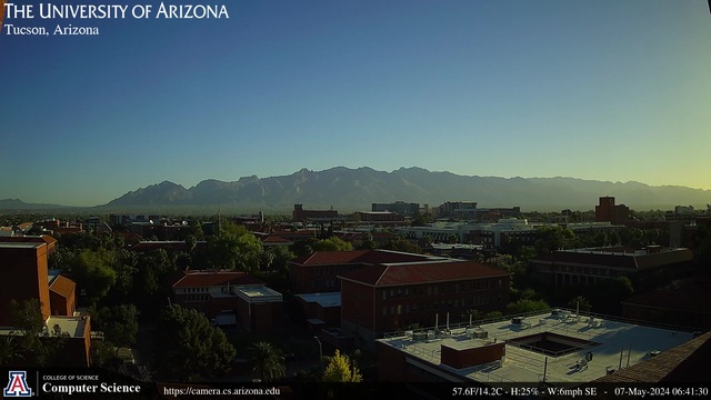 Diese Ansicht der Santa Catalina Mountains blickt nach Norden über den Campus der University of Arizona.